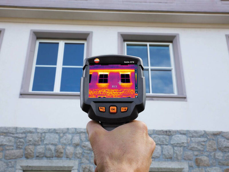 Inspektion med värmekamera mot husvägg